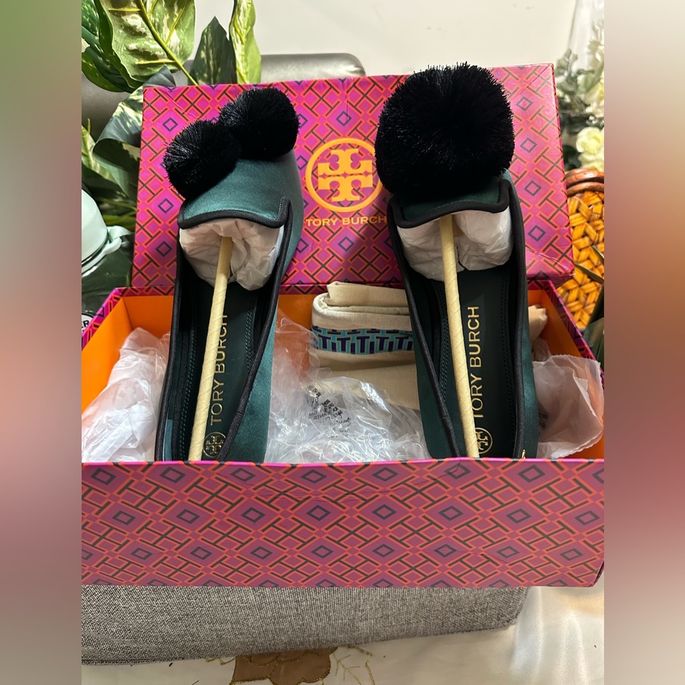 NWT Tory Burch Satin Pom Pom Smoking Loafers in Emerald Green, Brand New in box - Picture 12 of 13